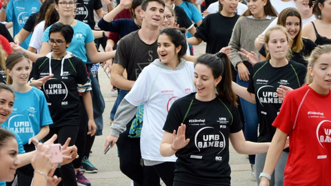 estudiants_fent_una_sessio_de_zumba